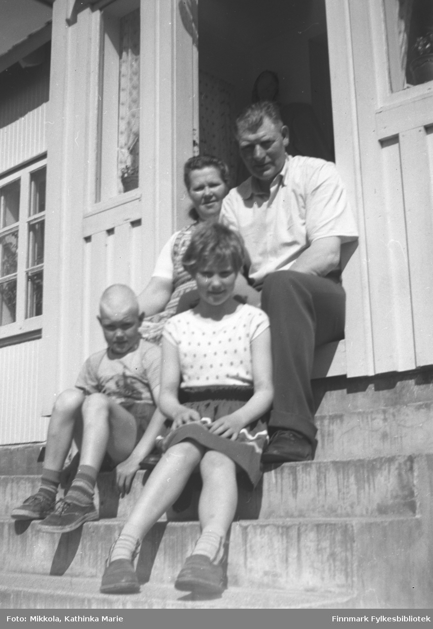Jensine og Ditleif Yttergård med to av barna. Ditleif er Kathinkas bror. Bildet er tatt på trappa til huset 05007-171, i Skjelfjord i Lofoten