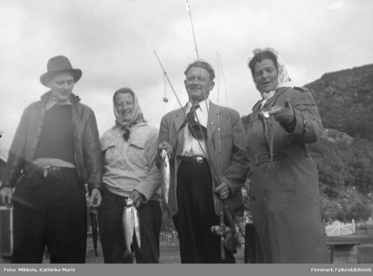 Fra venstre: Justin, Peggy, Jan og Halfrid Yttergård. De har vært på fisketur og fått ørret, Jan holder fiskestengene. Justin og Jan var Kathinkas brødre