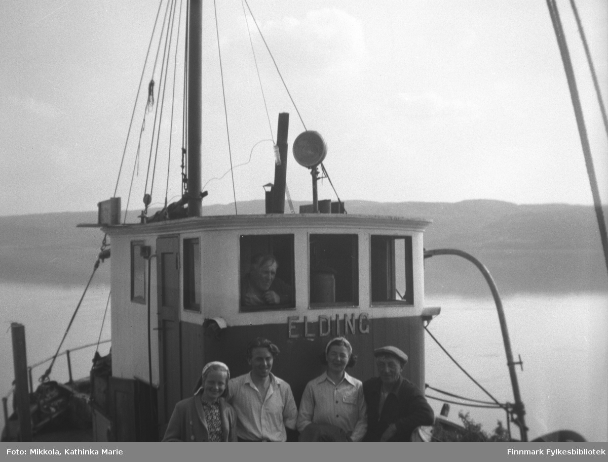 Familien Aarvik, fra venstre Randi, Sam, Ingeborg og Osvald om bord på en sjark som heter Elding. Familien bodde i Vardø. Bildet er tatt ved kaia på Mikkelsnes