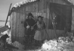 Ved et uthus i Neiden. Til venstre Arvid Mikkola, til høyre 