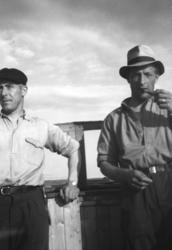 To menn utendørs, til høyre Storm Mikkola