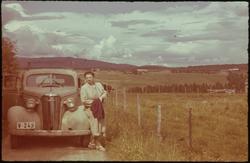 Magnhild Renbjør på biltur i Chevroleten modell 1937.