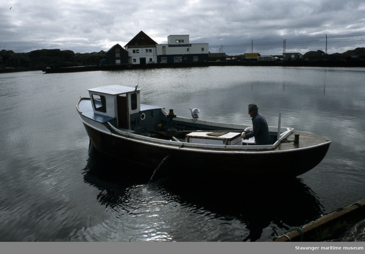 Motorbåt - oversiktsbilde av båten i miljøet