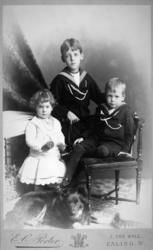 Portrett av tre barn, to gutter og en jente. Dette er mest s