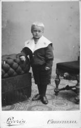 Portrett av Vilhelm Buck. Fireåringen har mørke sko, mørke s