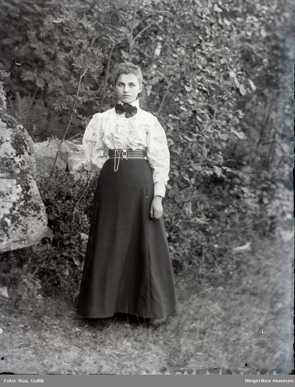 Portrett av to kvinner i bunad fra Jondalen
Bildet er av datter til Paul Røed fra Eiker.
Bildet er tatt ca.1899 på Eiker.
