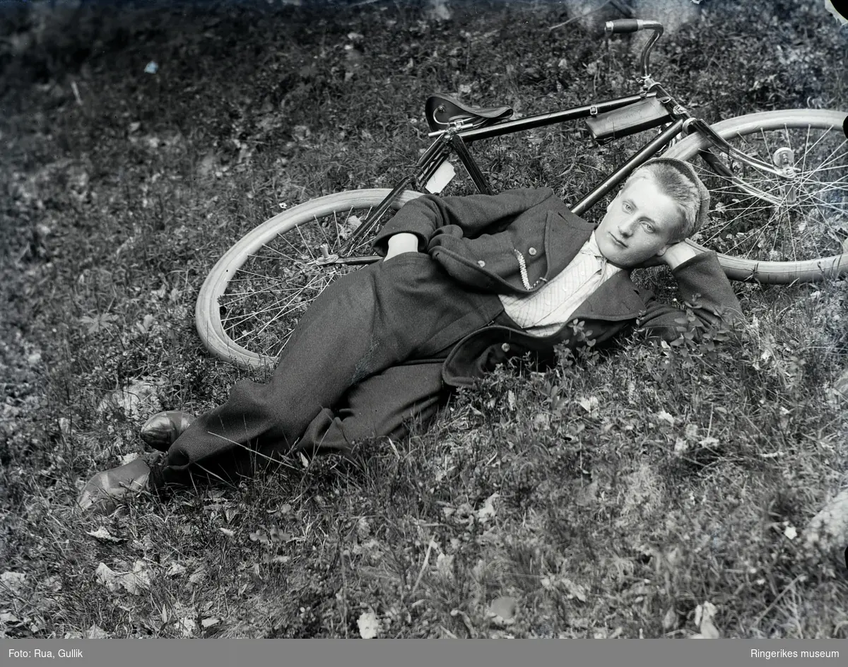 Ung gutt med sykkel