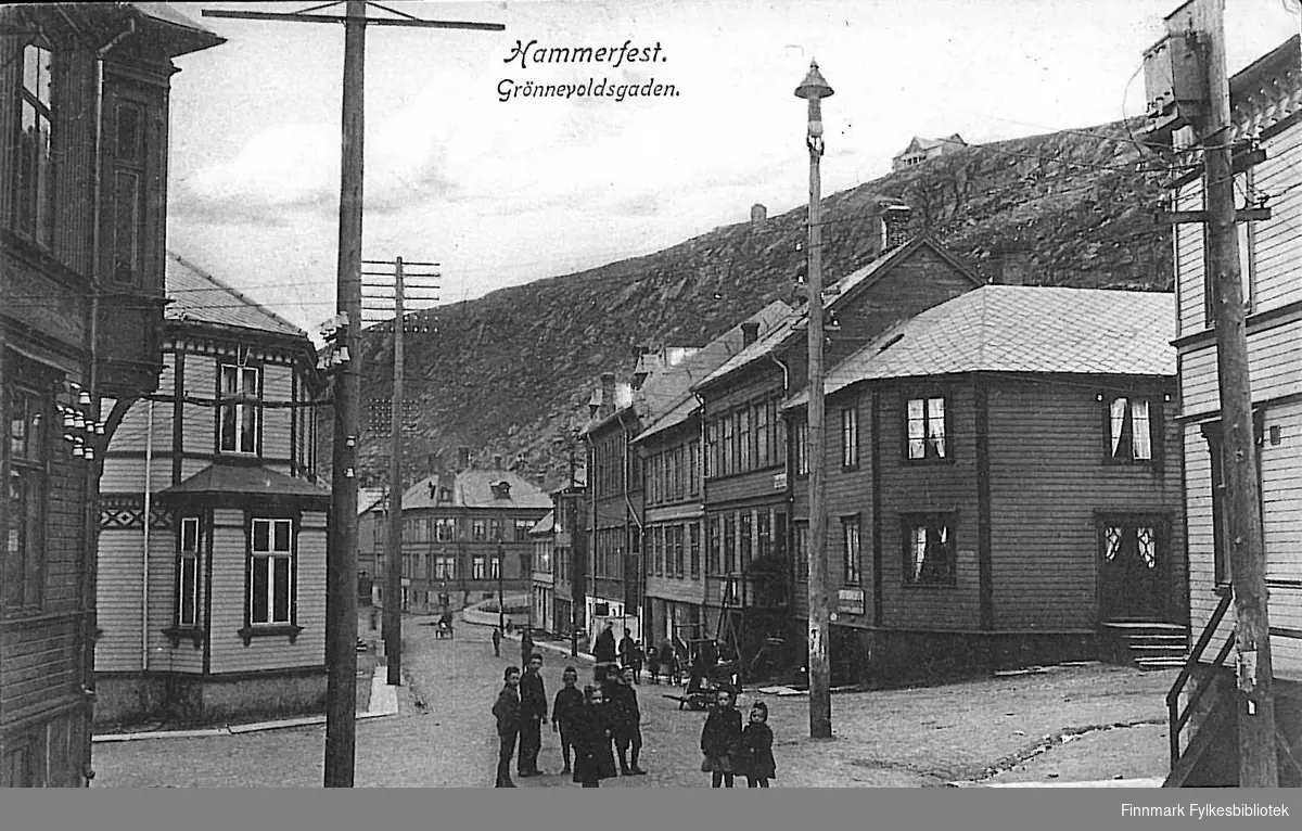 Postkort med motiv fra Hammerfest. Kortet er en jule- og nyttårshilsen til Arthur og Kirsten Buck på Hasvik. Kortet er sendt fra Hammerfest i 1907.
