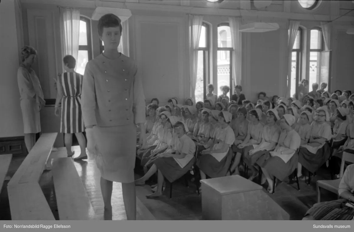 Flickskolans avslutning 1961 med visning av elevarbeten och mannekänguppvisning.