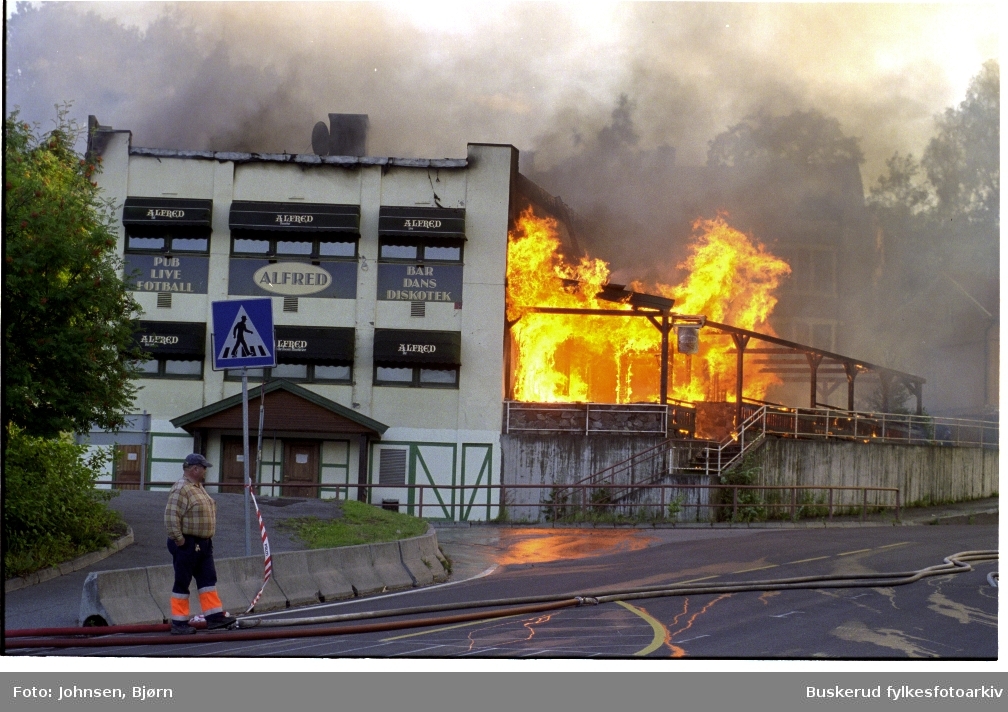 Bybrann i Hønefoss2001  hvor deler av øverte del av Stabellsgate brant opp. Restauranthuset Alfred ble også tatt av flammene.