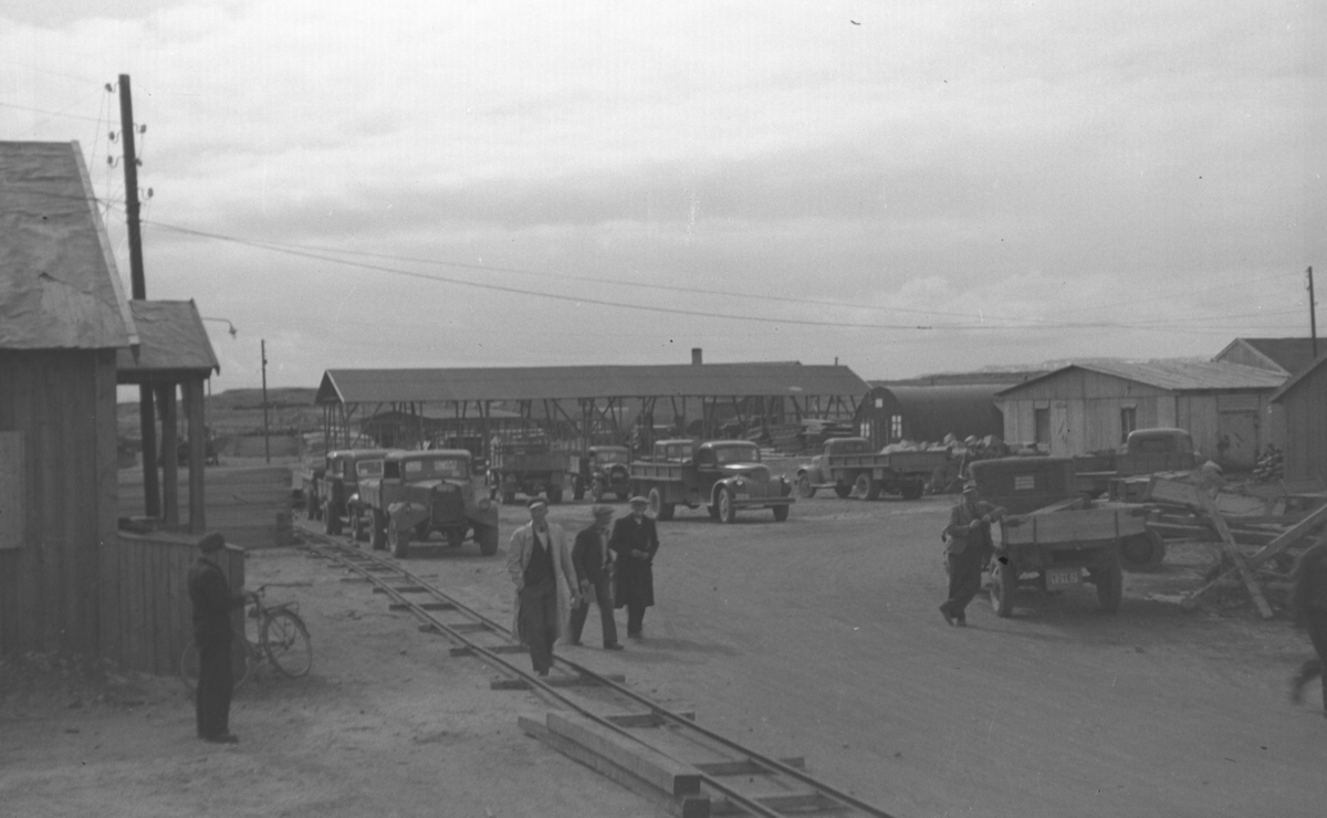Bilde fra Ørtangen i Vadsø. En del lastebiler står parkert og noen folk er ute og spaserer. Lastebilen til venstre er en Fordson WOT. Midt på bildet, litt for seg selv, står en Chevrolet 1946-47 mod. Brakka litt til høyre på bildet med avrundet tak er Nissenhytta.