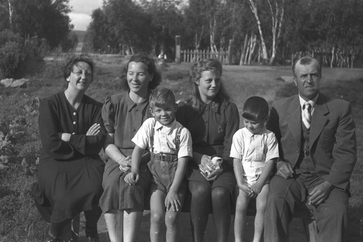 Seks personer fotografert i Rustefjelbma i Tana en sommerdag. De er fra venstre: Kristine Eilertsen, Frida Hauge, Øystein Hauge, Kari Jessen, Rolf Hauge og Thorleif Jessen.