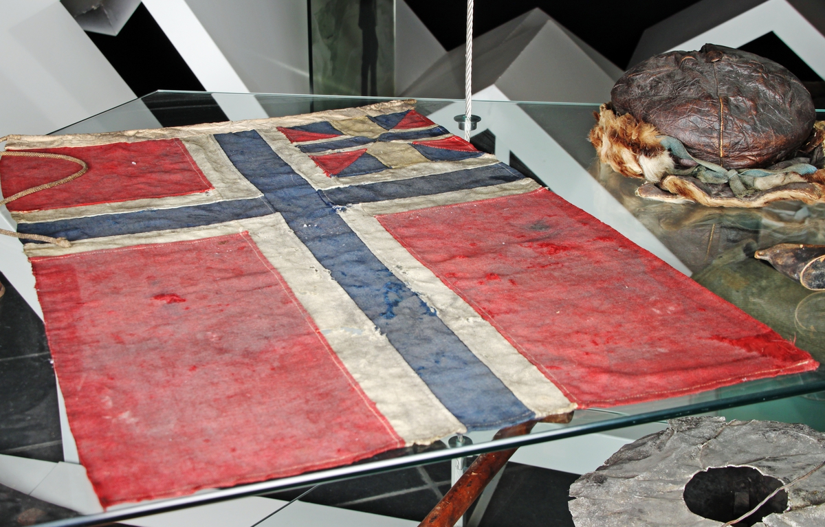 Et norsk flagg med unionsmerket.