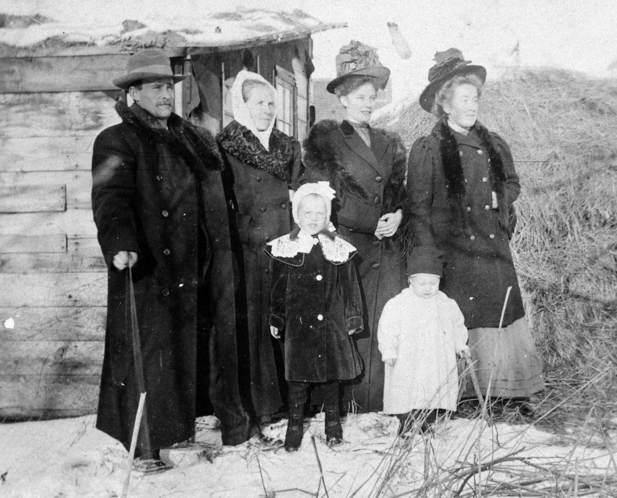 Amerikabilder, Per Mæhlum, Vallset.

Gruppebilde, familiebilde, seks personer. Fra venstre Per Mæhlum, hans kone Sigrid Mæhlum, Emma Larsen, Marthe Mæhlum, Dagny Mæhlum, Olav Mæhlum. Katheryn, Nord-Dakota, USA, ca 1908.