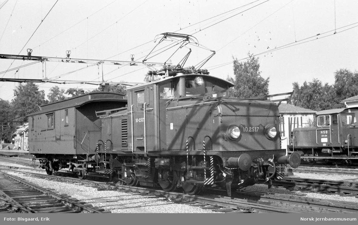 Elektrisk lokomotiv El 10 2517 på Ski stasjon