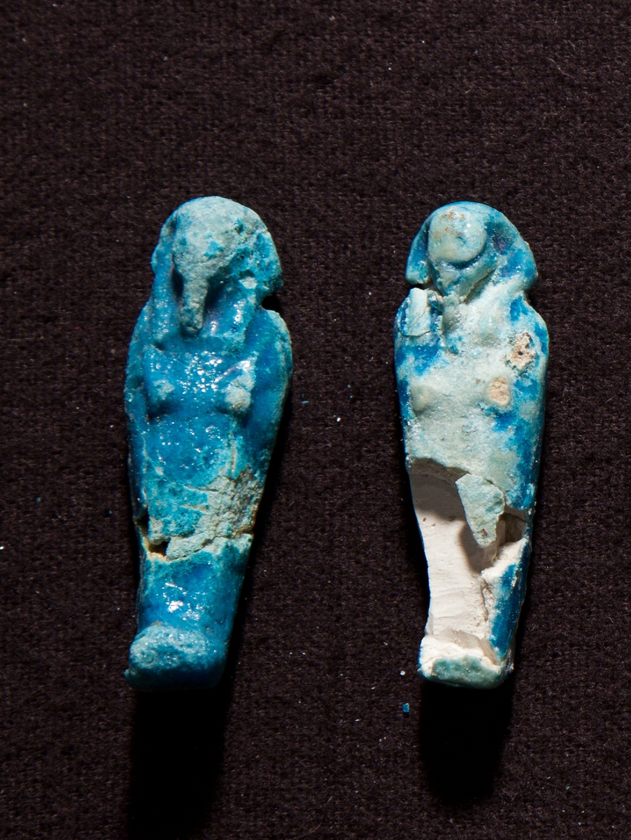 Fyra liknande uschebtifigurer. Flera av dem är trasiga pga för mycket salt i tillverkningen. En uschebti-figur var en av ca 300 liknande figurer som skulle utföra dagsverken åt den döde i dödsriket, en figur per dag.

Skägget daterar figurerna till 500 - 300  f kr.