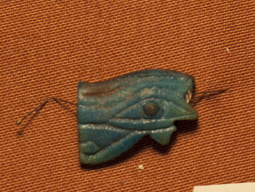 Amuletter i form ögon, Osiris öga (enligt Andersohns anteckningar). När en mumie prepparerades lindades ofta olika amuletter in i lindorna för att ge den döde god tur i sitt liv i dödsriket.