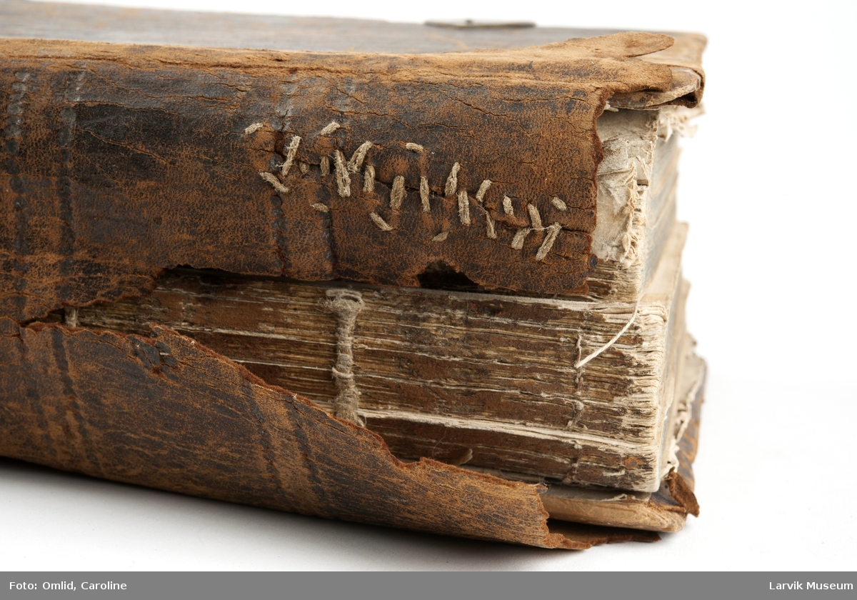 Innbundet bibel m ca. 1450 sider, trykket på gammeldansk. Bladene sydd sammen i ryggen og limt til permen (av tre og hud) to spenner av jern og messing, festet med jernstifter ...
