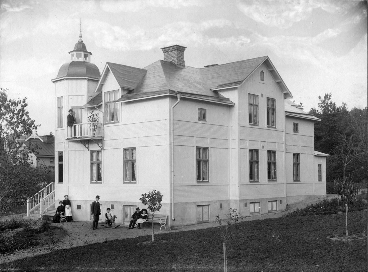 Byggmästare L. P. Sten (1853-1941) med familj vid sin villa, Fannagatan 34, Enköping, vy från söder.