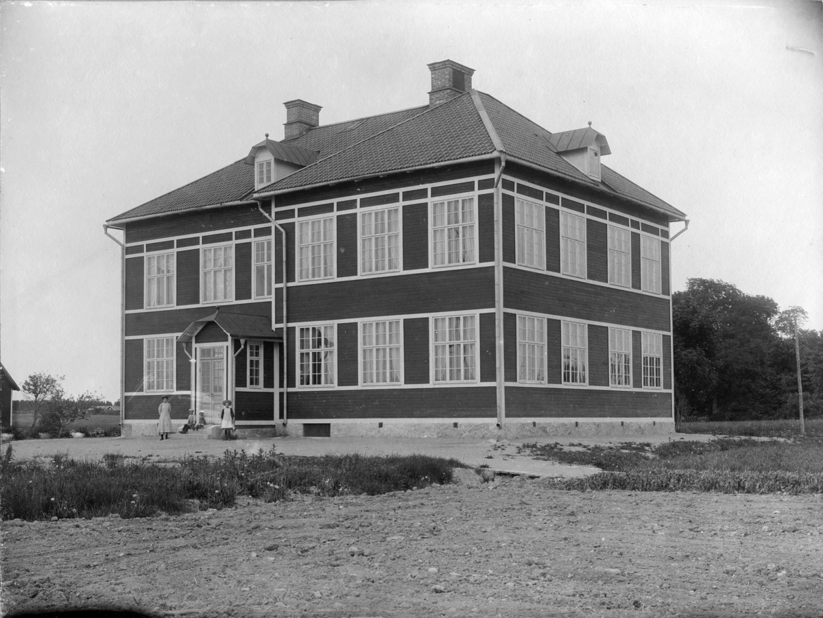 "Kyrkskolan", folkskolehus i Tillinge, Tillinge socken, Uppland, vy från sydväst, tidigast 1906.