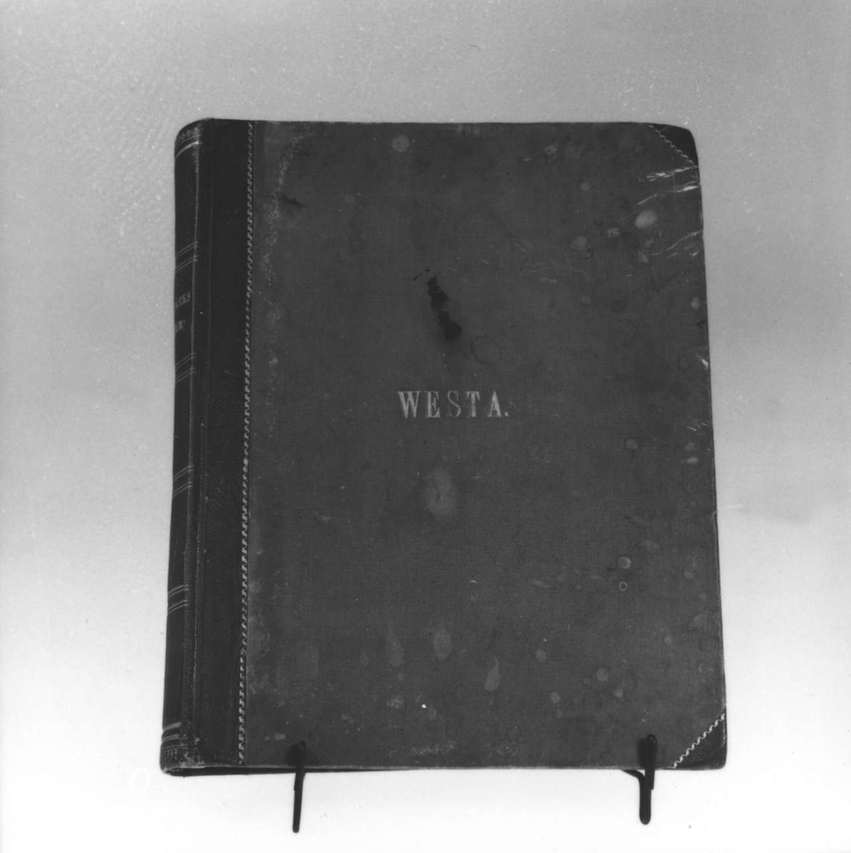 Album, inbunden i rött pappband på vars framsida namnet Westa är instämplat med guld. Fullklistrad med bokmärken. Handskriven lapp "Westa Lundberg f. i Enköping d. i Uppsala 1942".
