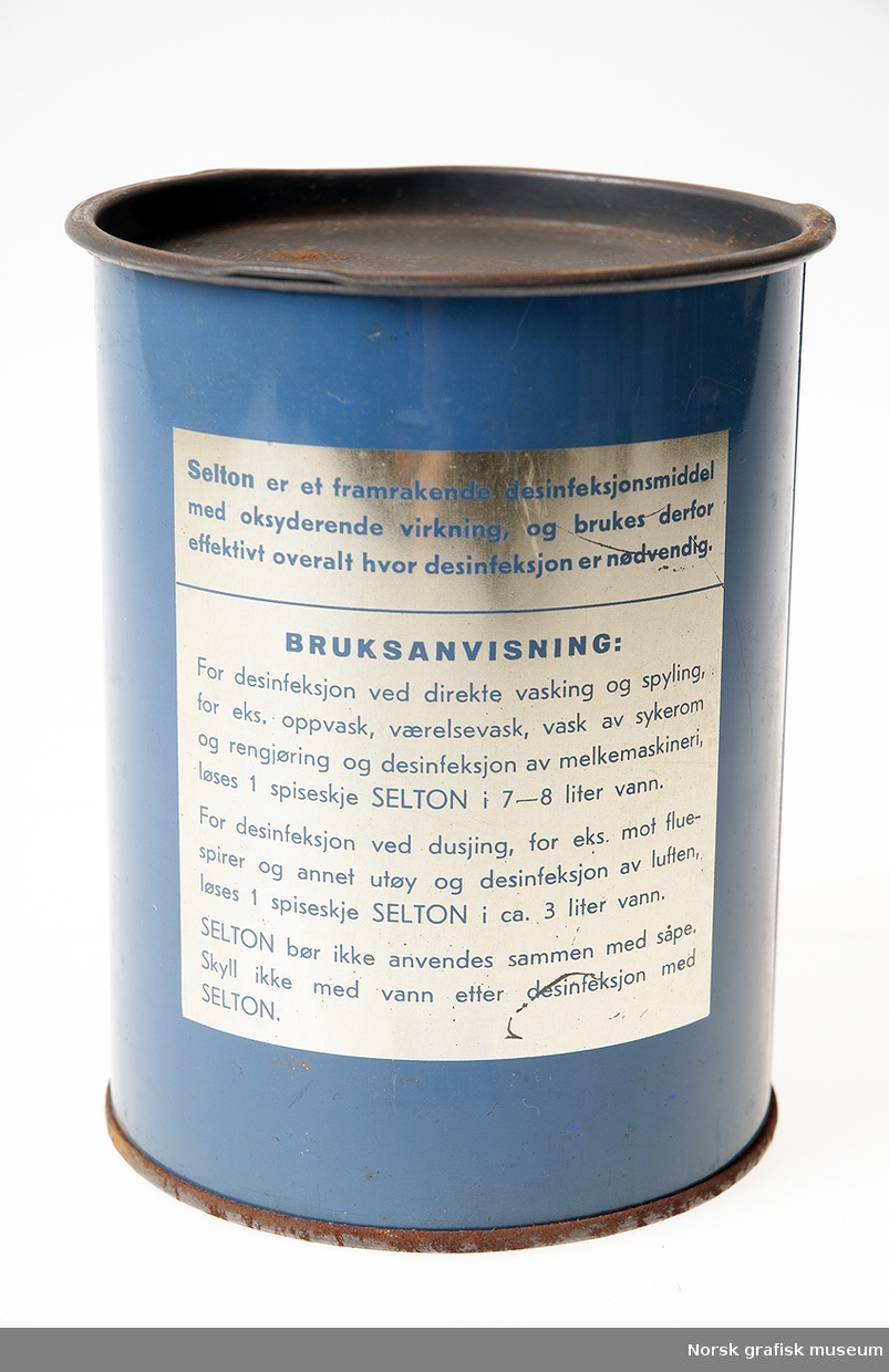 Fra aksesjonsprotokollen:
Rund blå boks med rød skrift, mrk: Organisk desinfeksjonsmiddel Selton. Wennesland og Waarli, Oslo.