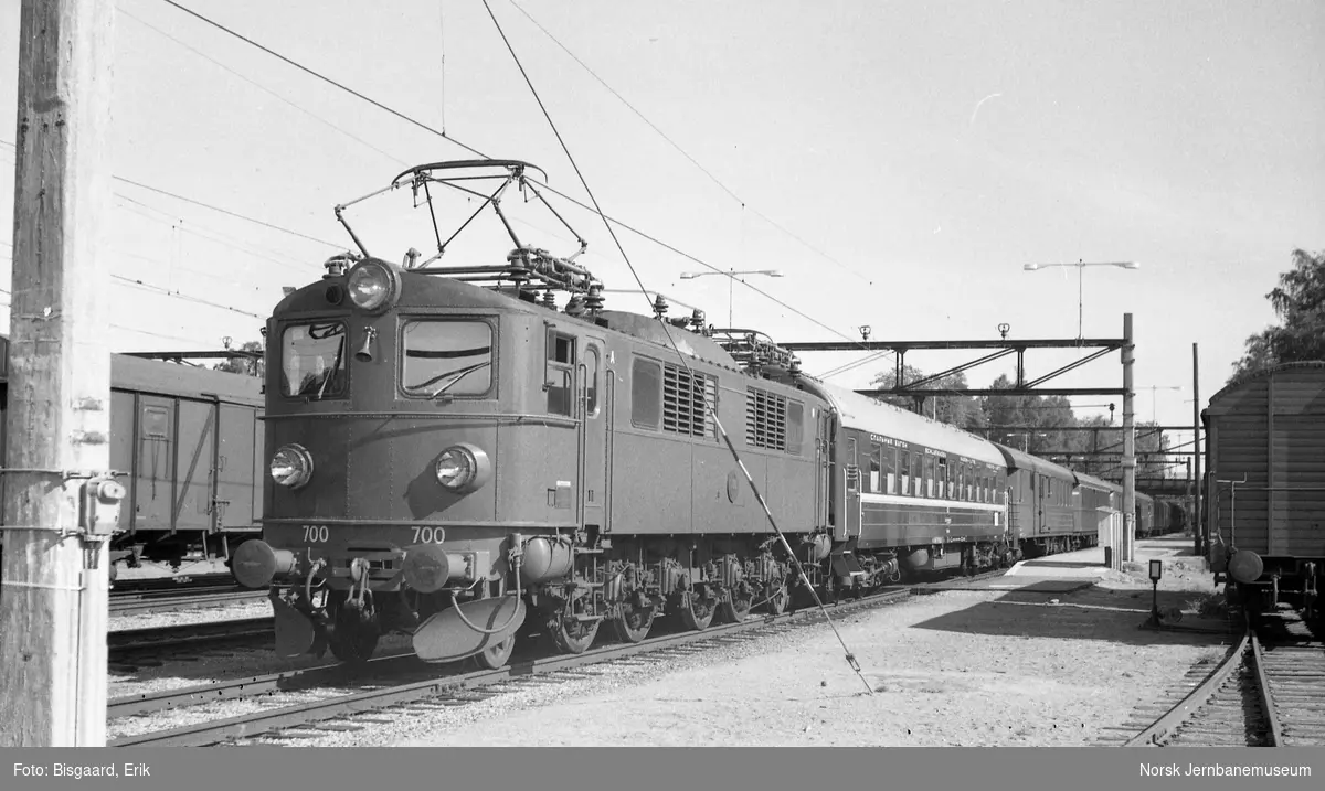 Svensk elektrisk lokomotiv litra F nr. 700 foran tog 461 på Ski stasjon