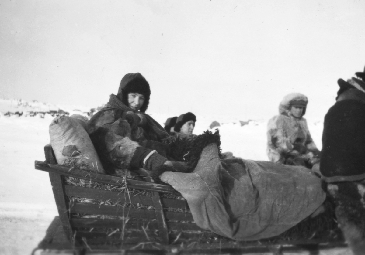 Alfrida Hauge med hesteskyss i Tana, antagelig i AlletnjÃ¡rga området vinteren 1933