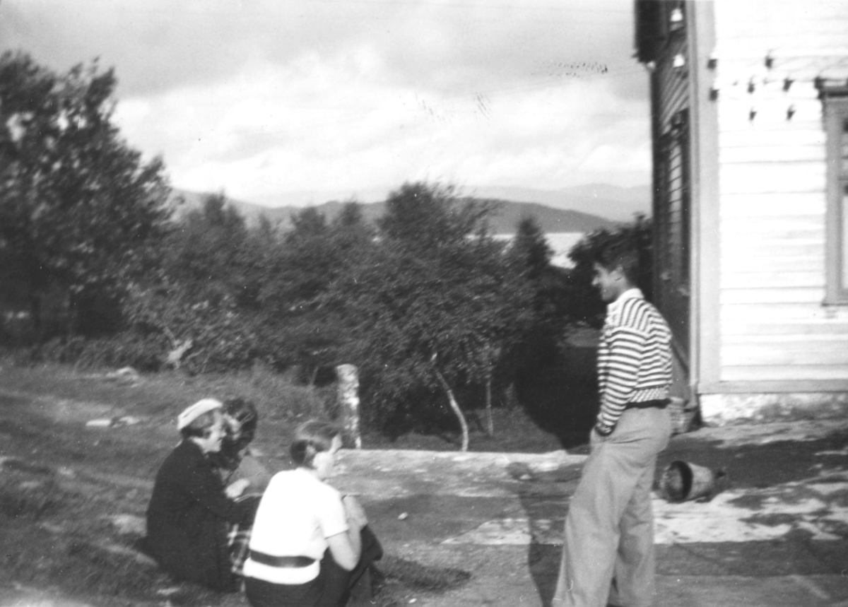 Bilde fra familiealbumet til Leif hauge. Det viser to kvinner , og en mann, ute ved en skog. Det er tatt på Bjorøya i Bergen