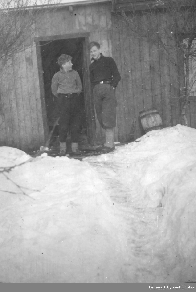 Bjørn Megrund og Per Bjørgan utenfor Hauge hytta inne i Andersby skogen