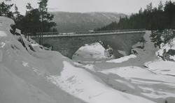 Vinterbilde av Jora bru mellom Lesja og Dovre 1941-1942