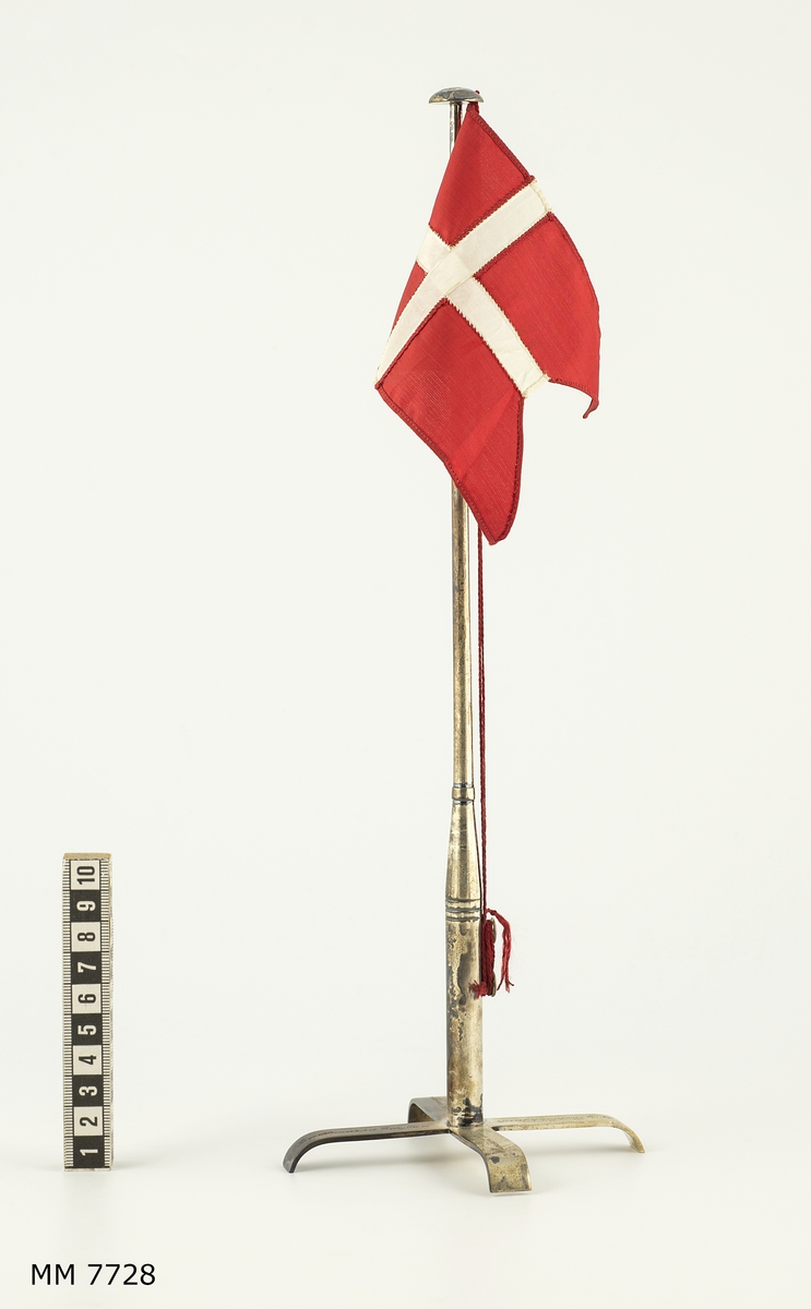 Dansk flagga med stång av silver. Minnespris.
Inskription: Karlskrona 3/11 - 6/11 33. Den danske Flaades Laelingeskole Mineskipet "Lossen" Inspektionsskibet Beskytteren.