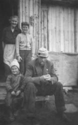 På setertrappa på Gammelsetra i Tverrelvdalen. I døråpningen