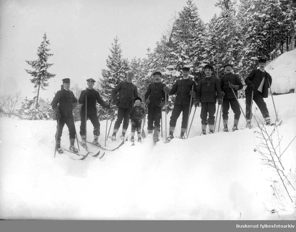 Gruppe av skiløpere antagelig ved Livbakken