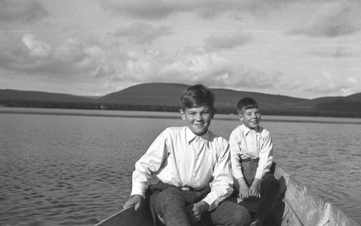 Øystein (til venstre på bildet) og Rolf Hauge i en elvebåt ved Rustefjelbma