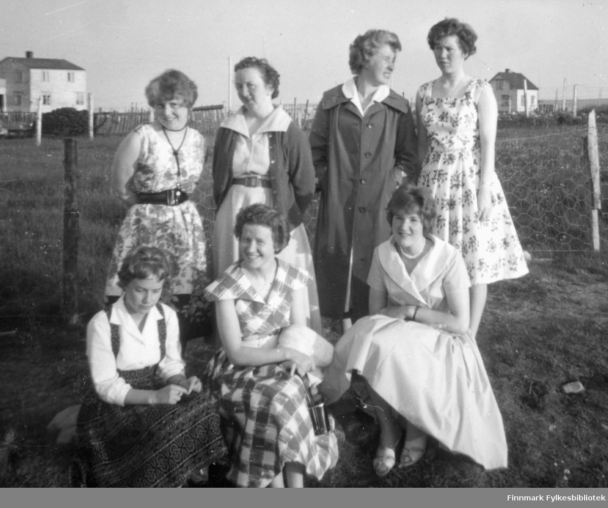 Krampenes i 1960 i anledning Jorunn Stocks fødselsdag. Bak fra venstre: Bjarnhild Stock, Judith Kvamme, Bjørg Rushfeldt, Arna Fredriksen. Foran fra venstre: Grethe Saxi, Agnes Kristiansen, Jorunn Stock.