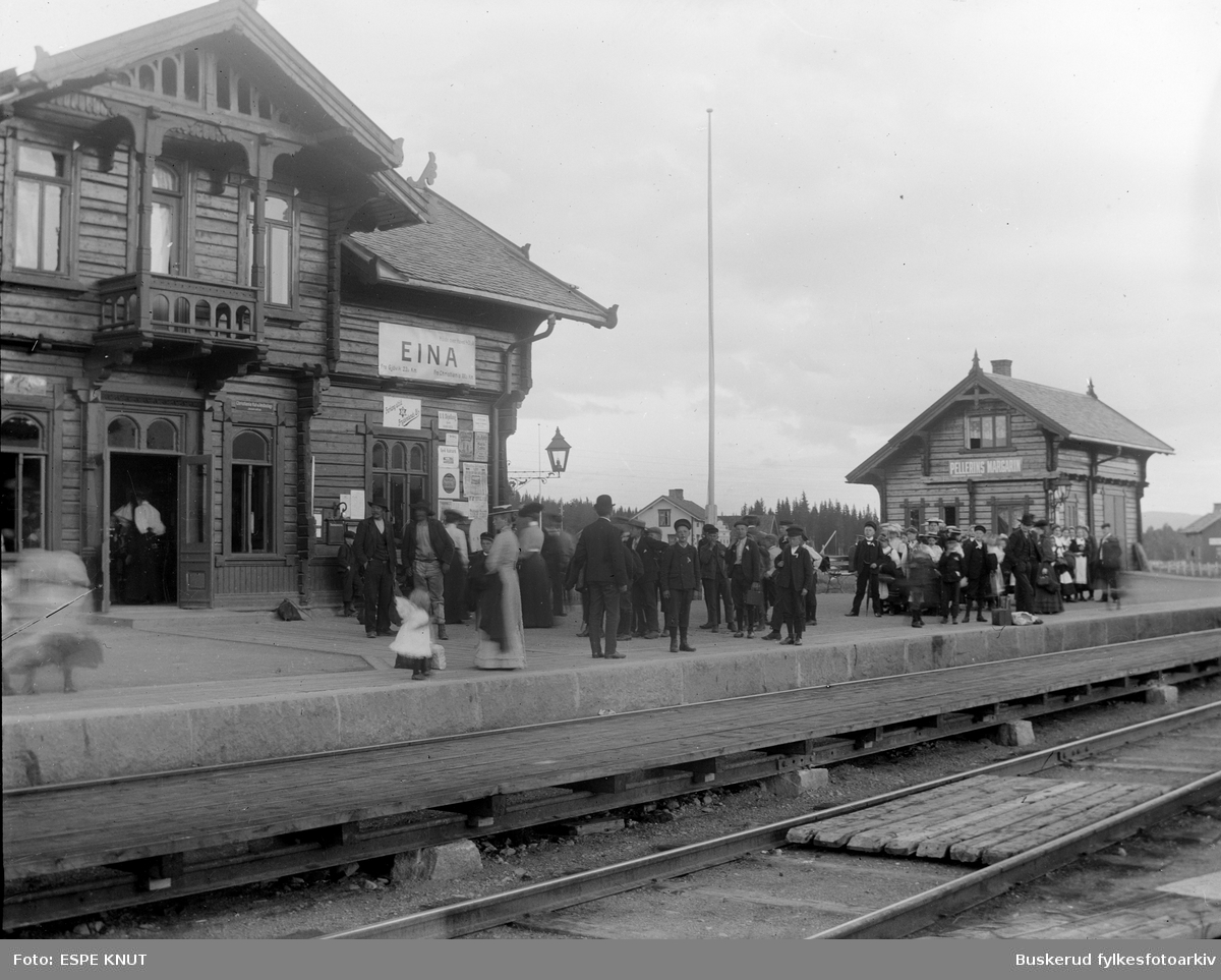 Eina jernbanestasjon Eina stasjon er en jernbanestasjon på Gjøvikikbanen ved Eina i Vestre Toten kommune i Oppland fylke. Stasjonen ble opprettet som en betjent jernbanestasjon for ekspedering av tog, reisende og gods i 1901, ett år før Gjøvikbanens ﾥåpning i 1902.

Ved åpningen av Valdresbanen i 1906 ble Eina stasjon et jernbaneknutepunkt, og Eina framstod som en typisk stasjonsby. Valdresbanen grener ut fra stasjonen i retning syd mot Dokka, men persontrafikken på denne linjen ble nedlagt i 1988.