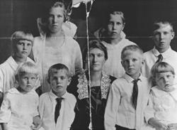 Et familieportrett av Elise Lein og hennes åtte barn. Dette 