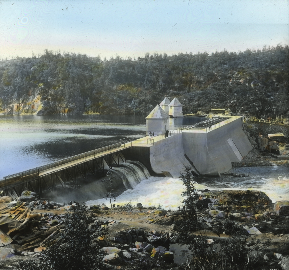 Håndkolorert dias. Damanlegget i Møsvatn ved Rjukan. Møsvatn ble regulert i to omganger, 1903-06 og i 1908. Anlegget var ett av fem fra Møsvatn til Heddalsvatn som ga energi til industriproduksjon på Rjukan.