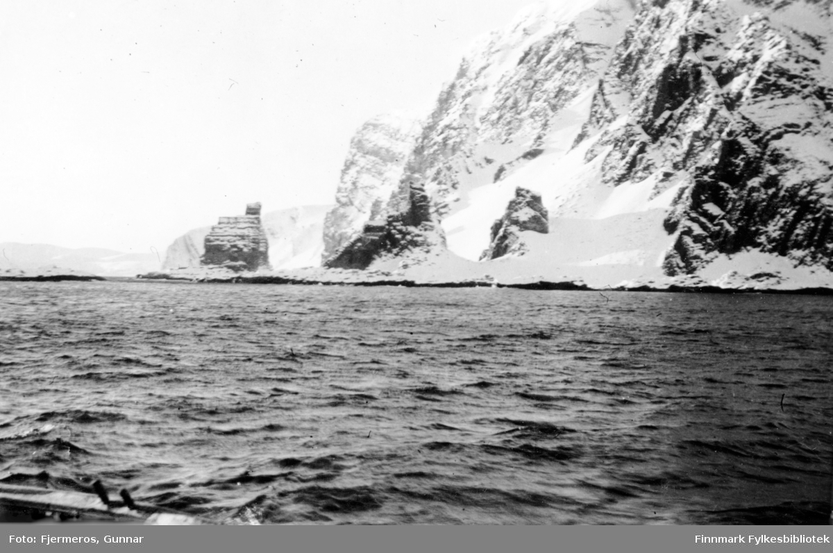 Steinformasjonen Finnkirka utenfor Kjøllefjord fotografert en tidlig vårdag i mai 1946