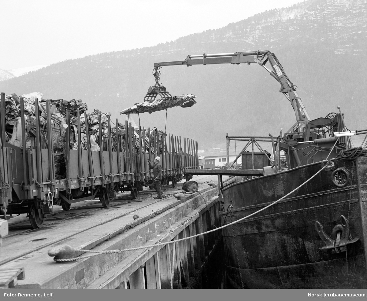 Omlasting av skrapjern fra båt til godsvogn litra Os på Åndalsnes stasjon