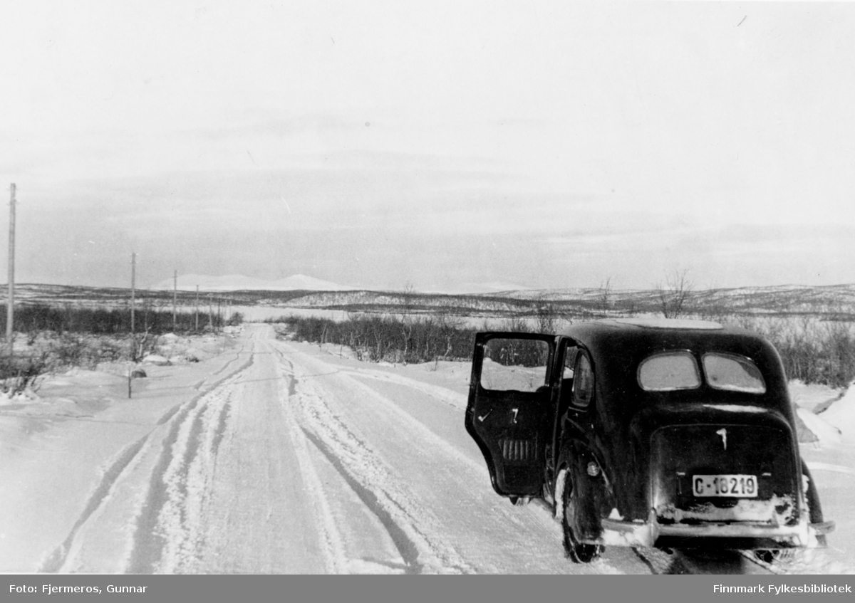 En bil parkert i veikanten en vinterdag med registerskilt C-18219. Bilen er engelskprodusert like før eller etter krigen, muligens en Austin. Stedet er ukjent, men er sannsynligvis på indre strøk av Finnmark hvor Fjermeros var i påsken 1947.