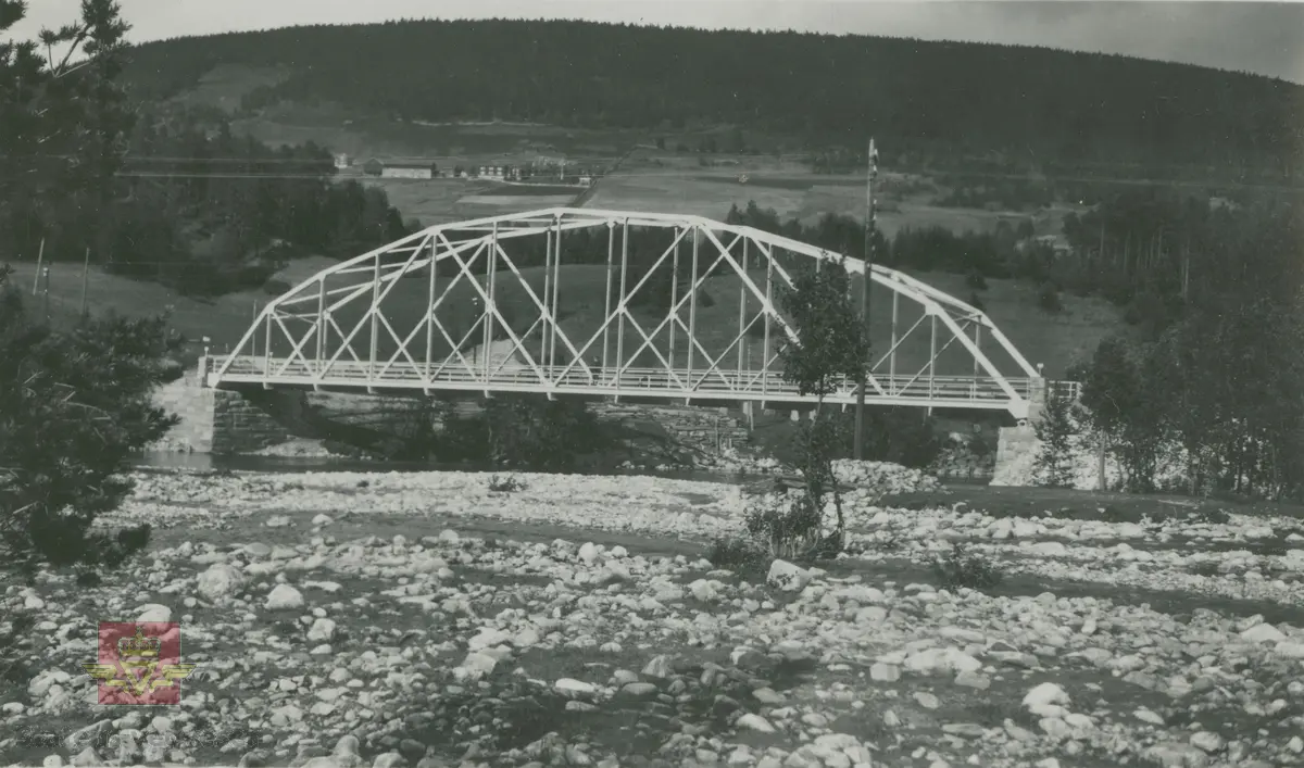 Album fra 1929-1943. Tallerås bru bygget  1931 - 1932. Brua er ferdigbygd.