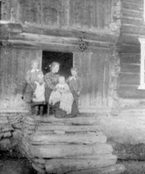 Portrett, mor med fire barn ute på trappa i Sør-Slettom ?