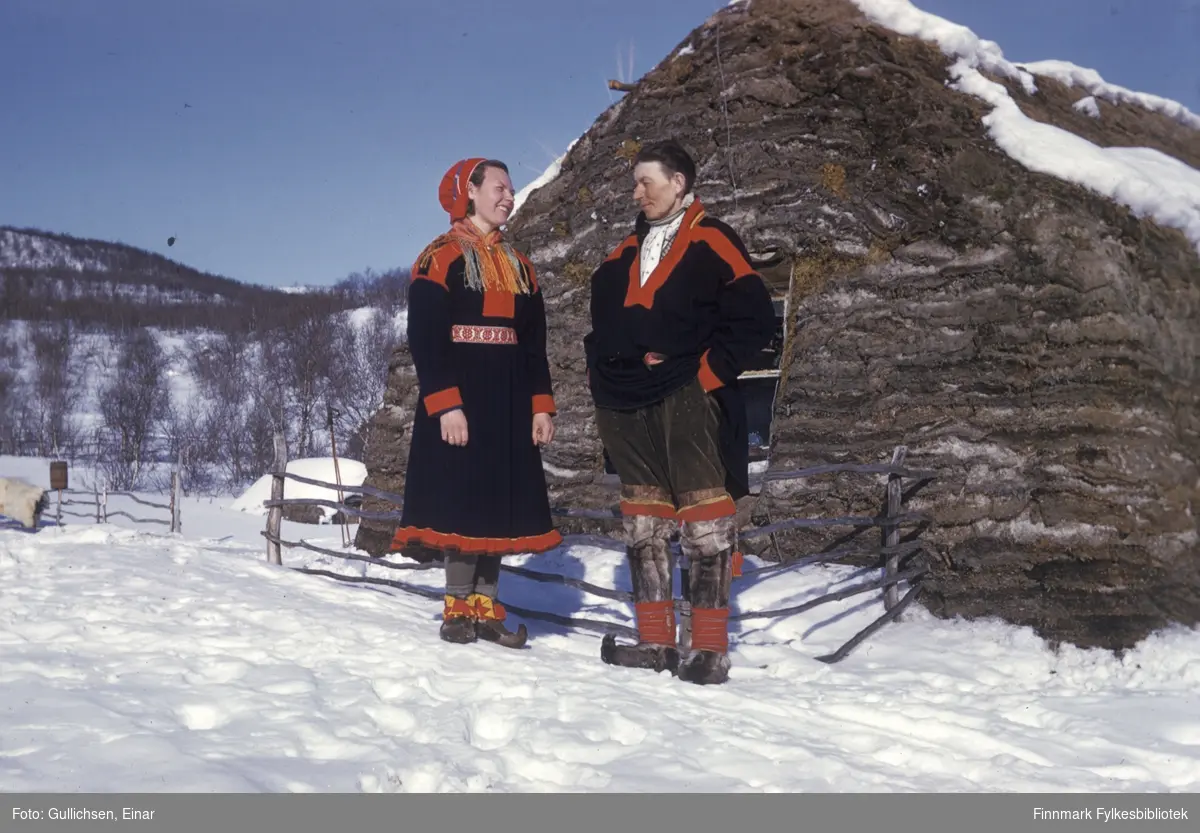 John Pedersen Varsi og Aili utenfor gamma i vinteren 1954.