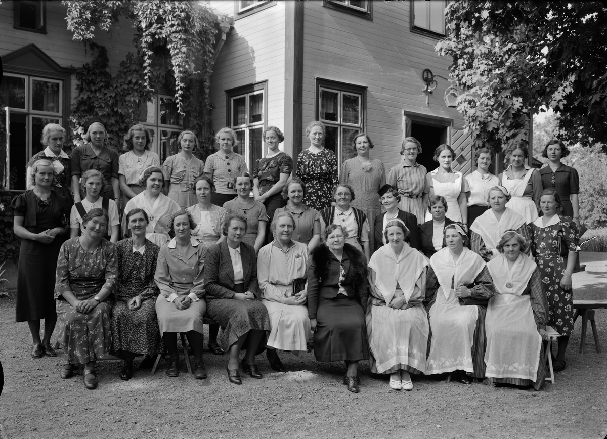 Grupporträtt - kvinnor, varav några med Upplandsdräkten, sannolikt Uppsala, september 1938