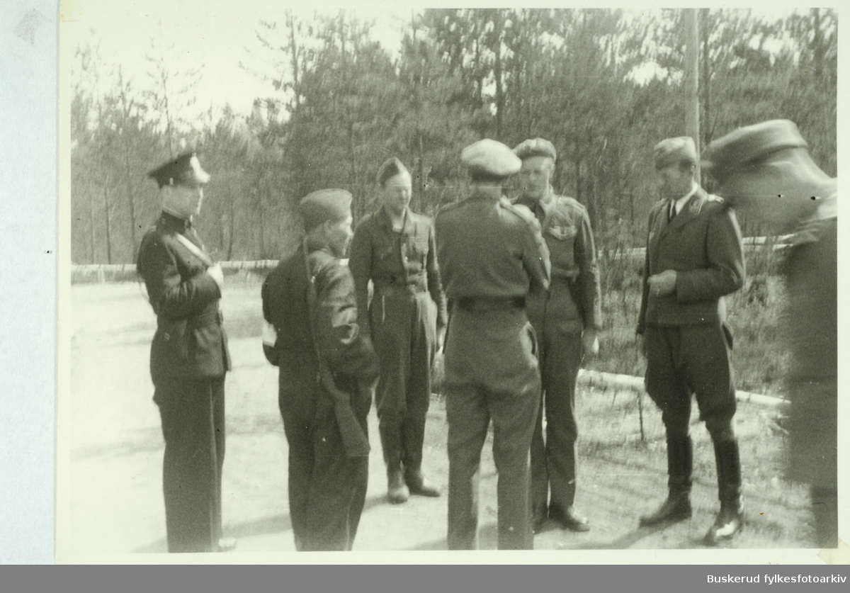 Den tyske kommandanten på Geitryggen overleverer leiren til nordmennen i 1945