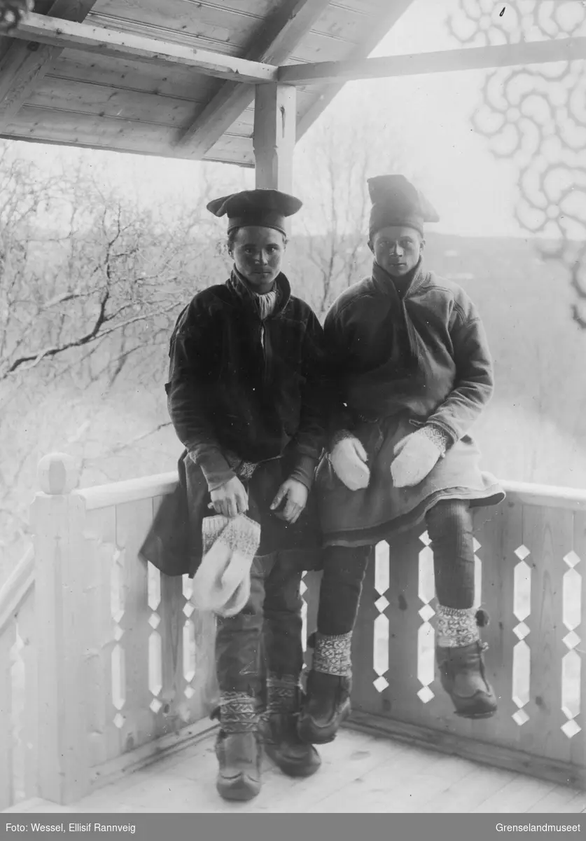 Sydpolsfarerne Per-Jon Savio og Ole Johnsen Must på verandaen til Wessels før avreise med Borchgrevinck sydpolsekspedisjon, 1898.