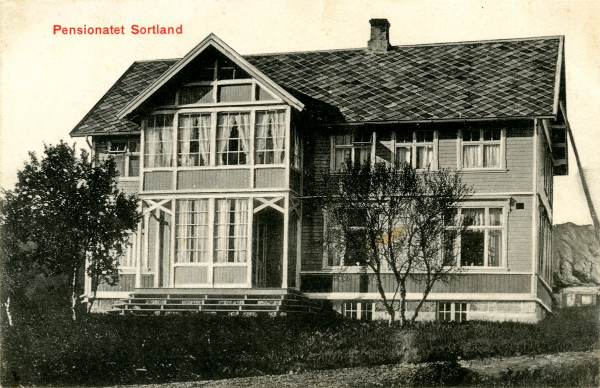 Pensionatet Sortland, postkort. Pensjonatet ble senere kalt Sortland Hotell. Postkortet ble sendt i 1909.