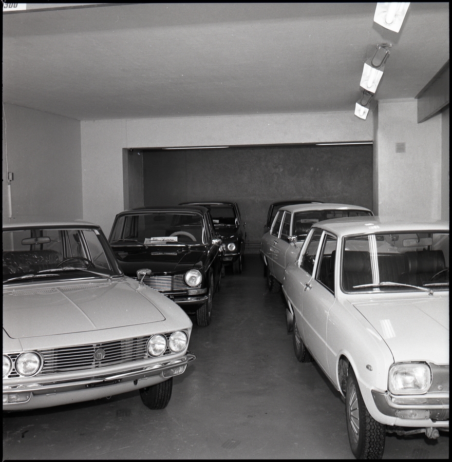 Bruktbilhall hos Sortland Bilforretning, 1971
